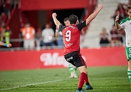 Panichelli celebra uno de los goles del Mirandés frente al Racing en Anduva.