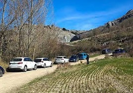 Coches estacionados en las inmediaciones de la Yeguamea.