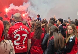 Centenares de aficionados han recibido a la plantilla en Anduva