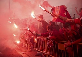 Imagen del recibimiento al equipo a su llegada a Anduva.