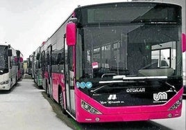 En primer plano, uno de los autobuses urbanos de Miranda de Ebro.