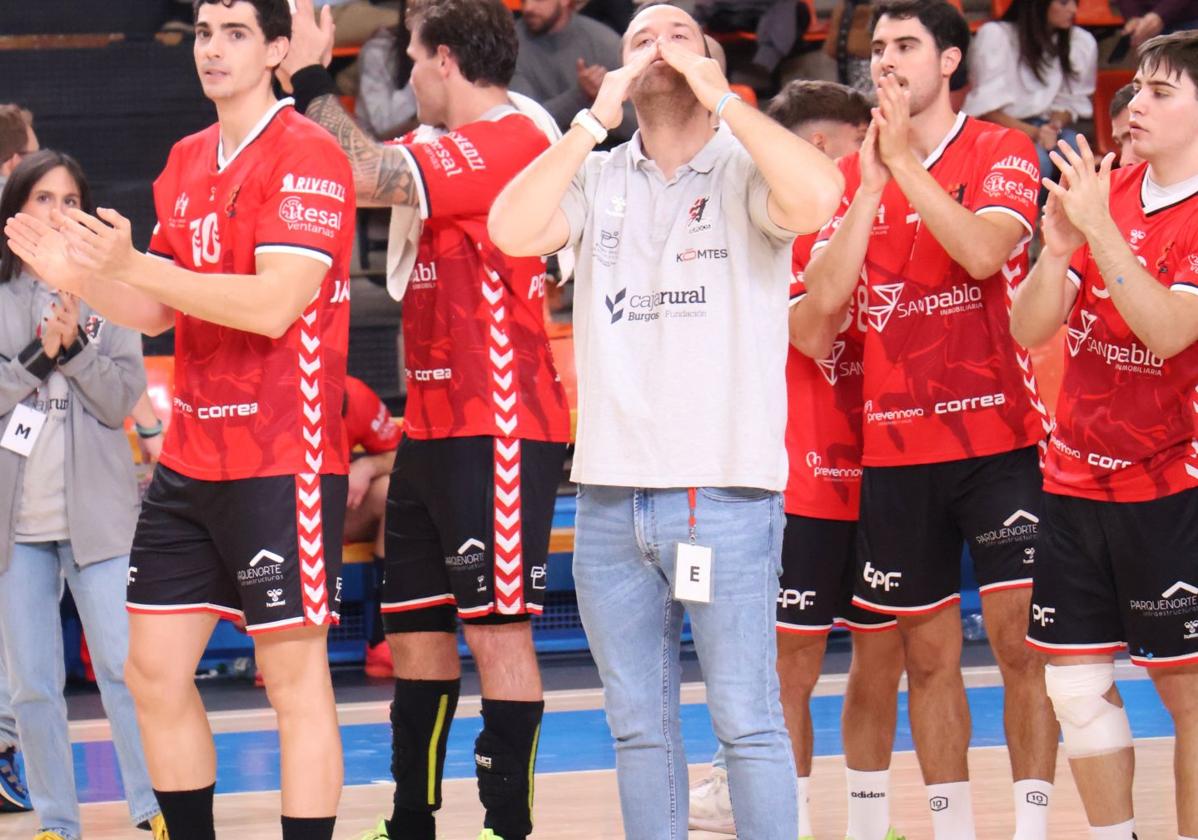 Roi Sánchez, en el centro, saluda a los aficionados, junto a sus jugadores.