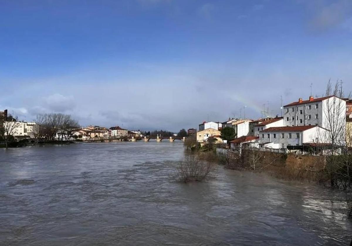 Imagen de archivo de una crecida del Ebro a su paso por Miranda.