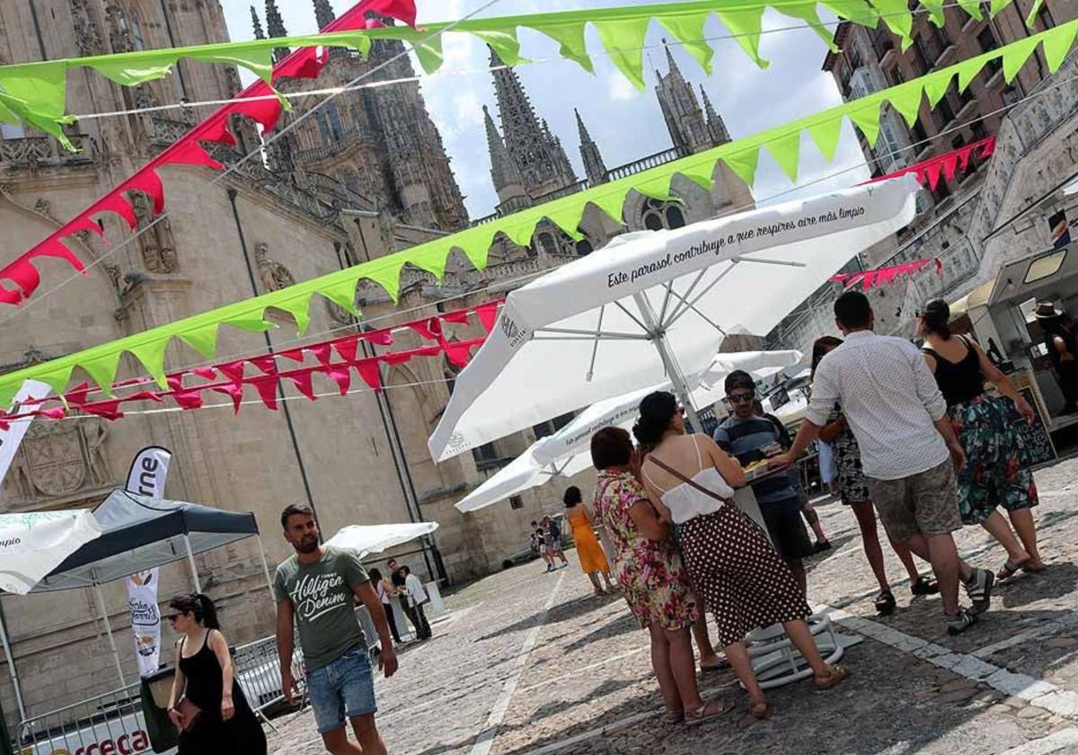 Imagen de archivo de burgaleses y visitantes disfrutando de una feria de gastronetas.