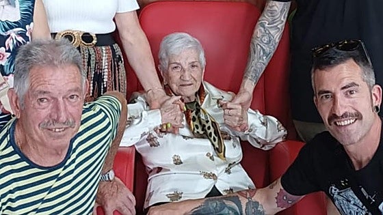 Máxima cumple 100 años en un pueblo de Burgos: «No necesito regalos, los besos fueron lo mejor»