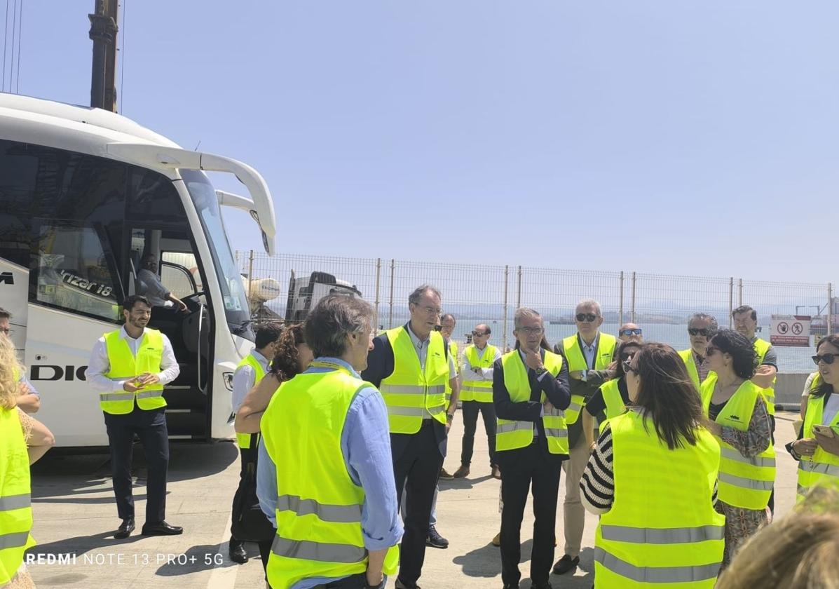 Visita institucional de empresarios burgaleses al Puerto de Santander.