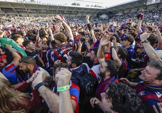 Cientos de aficionados levantinistas invadieron el campo tras el ascenso de su equipo frente al Burgos CF.
