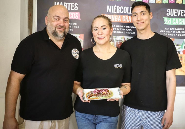 Fernando, Martha y Emiliano, propietarios de Nuevo Río e hijo, junto a su taco, Ta´kearde