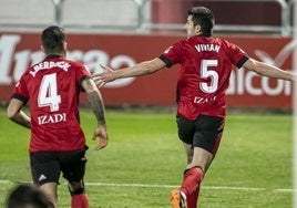 Dani Vivian celebra un gol con la elástica del Mirandés
