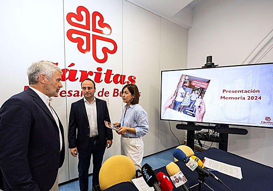 De izda. a dcha. el director de Cáritas, Jorge Simón; el delegado Mario Vivanco y la coordinadora de Acción Social, María Gutiérrez.