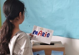 Una alumna envía su carta a otro colegio de la comarca.