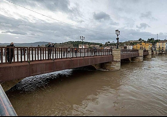 Imagen de archivo de una crecida del Ebro en Miranda.