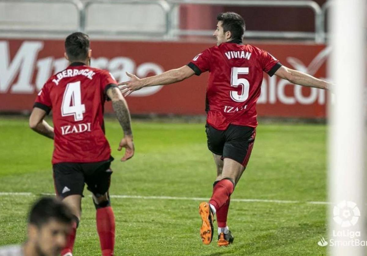 Dani Vivian celebra un gol con la elástica del Mirandés