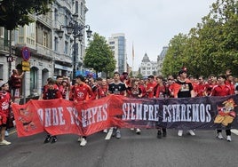 La afición rojilla por las calles de Oviedo.