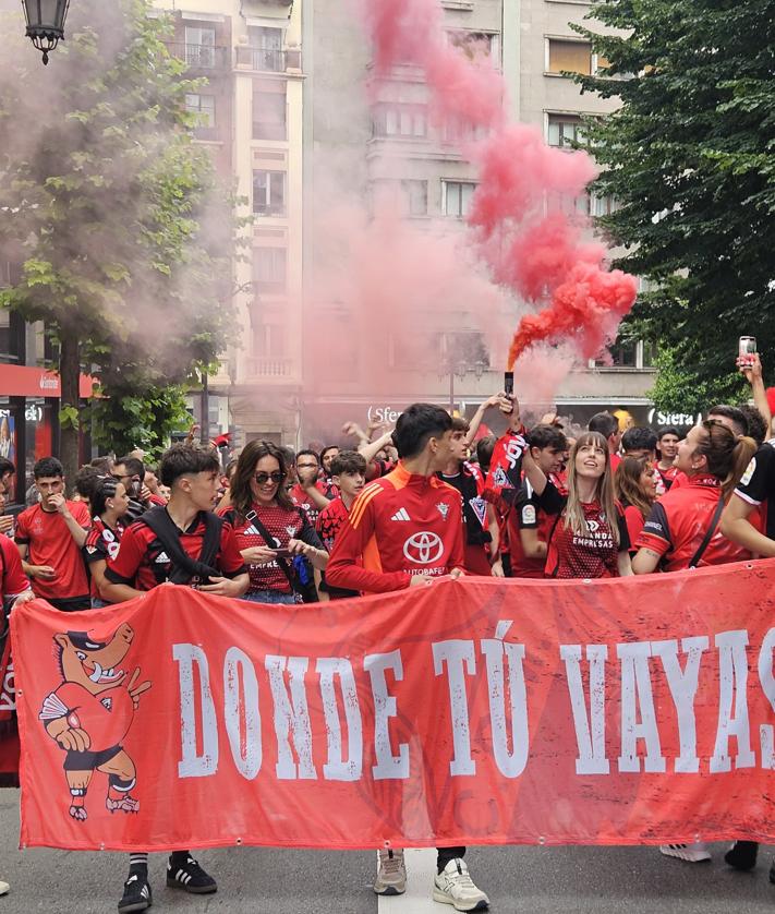 Imagen secundaria 2 - Oviedo se pinta de rojinegro para llevar en volandas al Mirandés