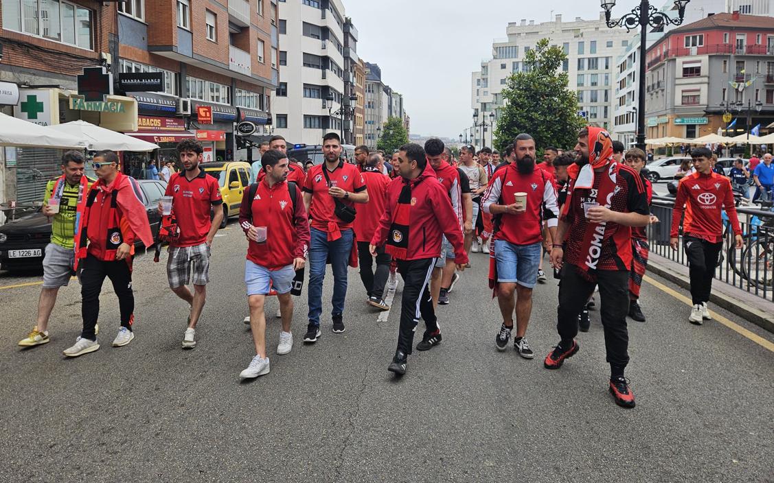 Imagen secundaria 1 - Oviedo se pinta de rojinegro para llevar en volandas al Mirandés