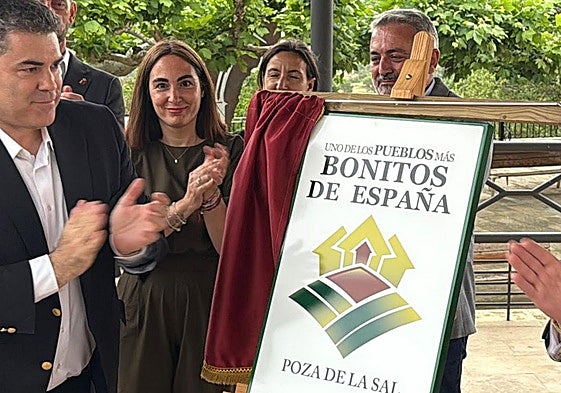Poza de la Sal destapaba este sábado el cartel que le acredita como uno de los pueblos más bonitos de España.