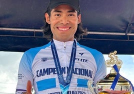 Sergio Chumil, con su maillot, medalla y trofeo de campeón nacional.