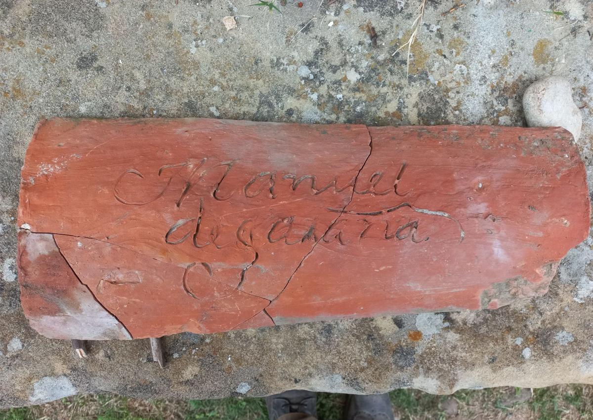 Imagen secundaria 1 - La teja de Avelino y material de tejero.