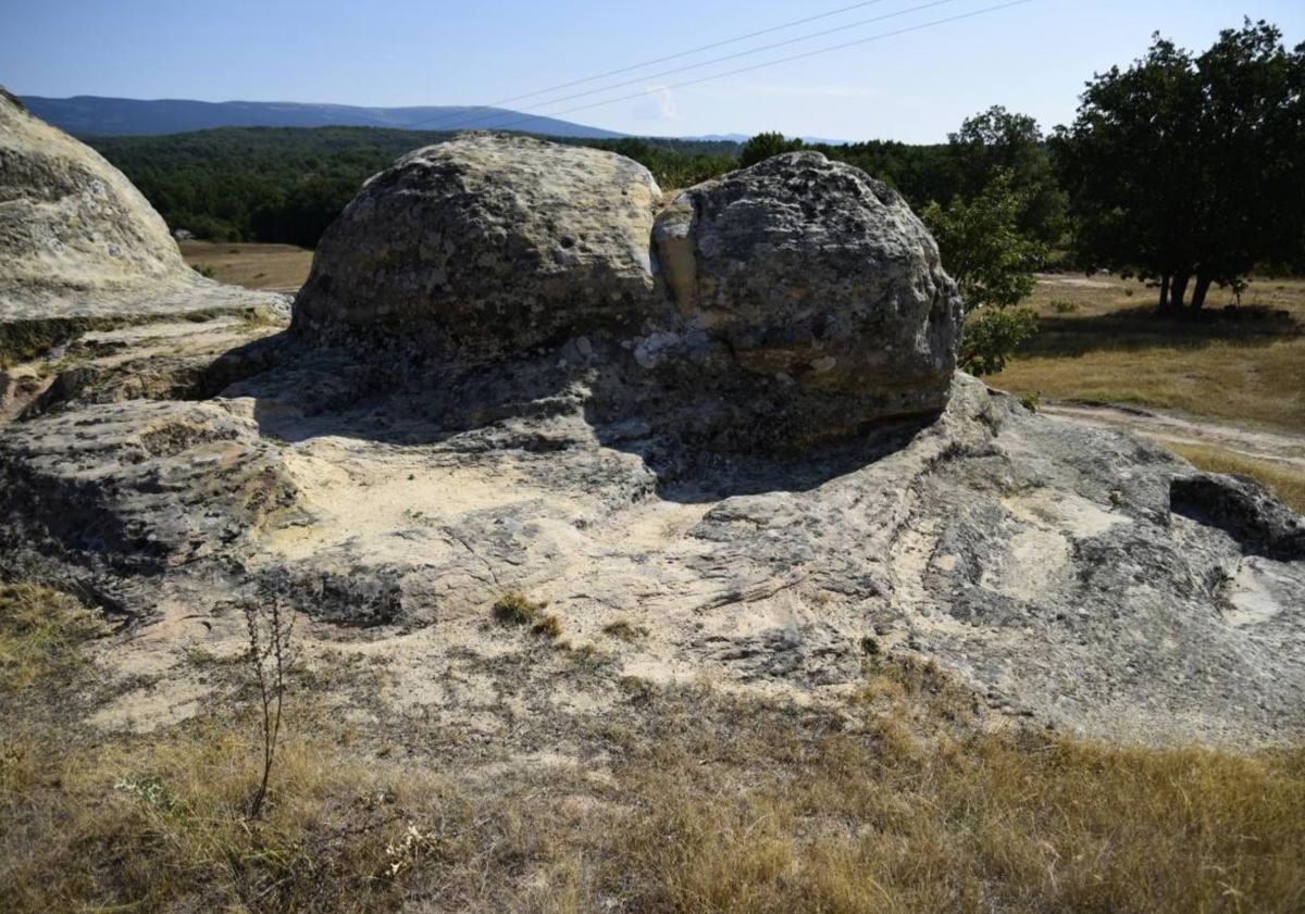 Imagen principal - Fotografías tomadas por el grupo de investigación de patrimonio natural y cultural de la provincia de Burgos. 