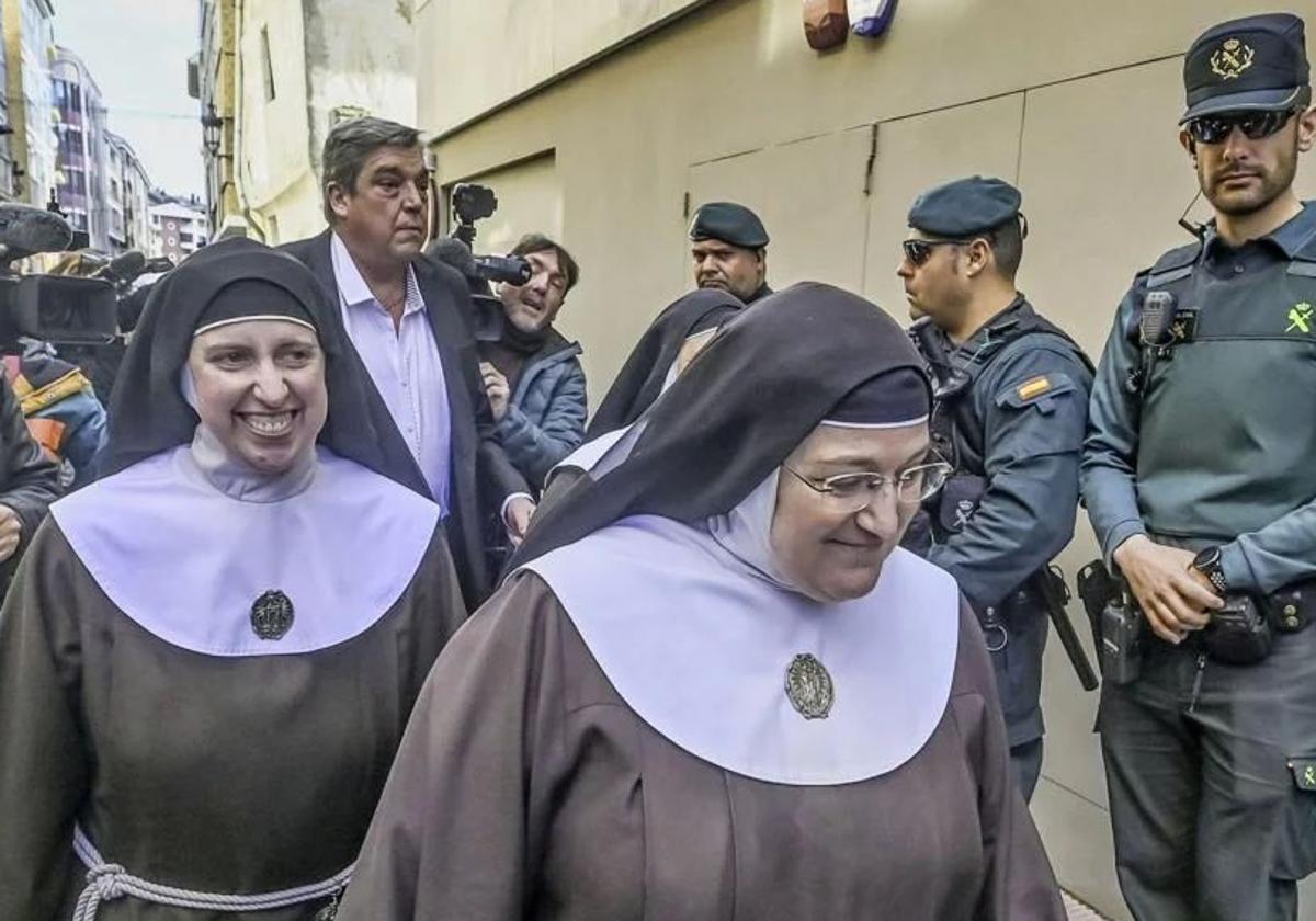 Dos de las monjas cismáticas de Belorado entrando en el juzgado de Briviesca.
