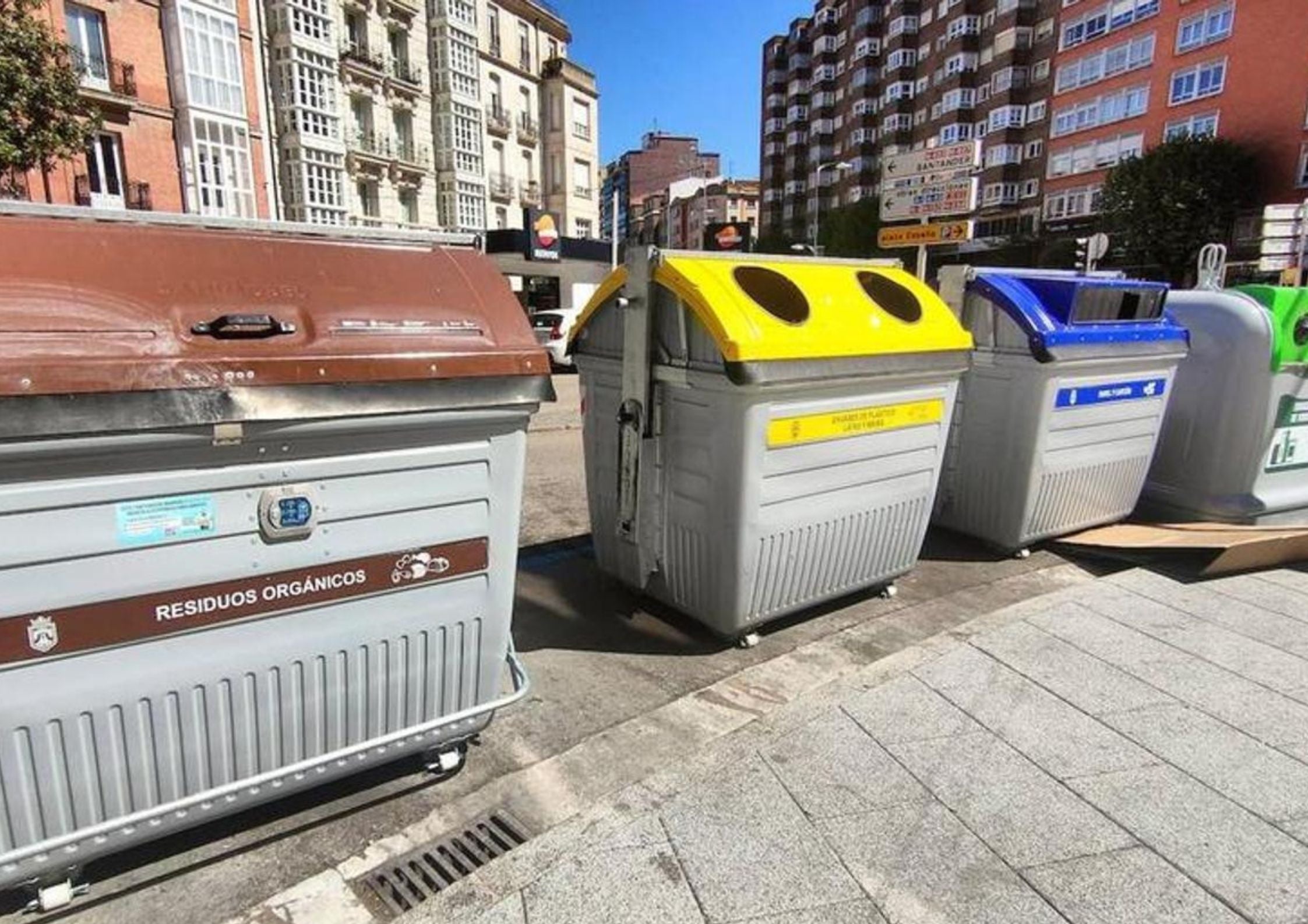 Contenedores de basura en la ciudad de Burgos.