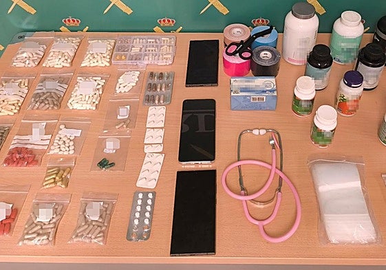 Algunos de los objetos incautados en el registro domiciliario.