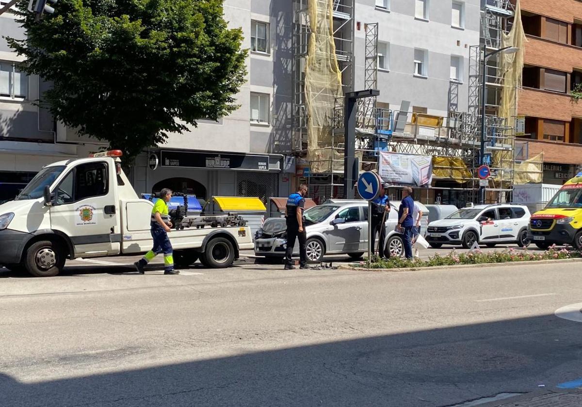 Uno de los coches siniestrados en la avenida del Cid de Burgos.
