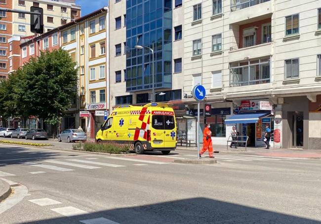 La ambulancia en el lugar del accidente en la avenida del Cid de Burgos.