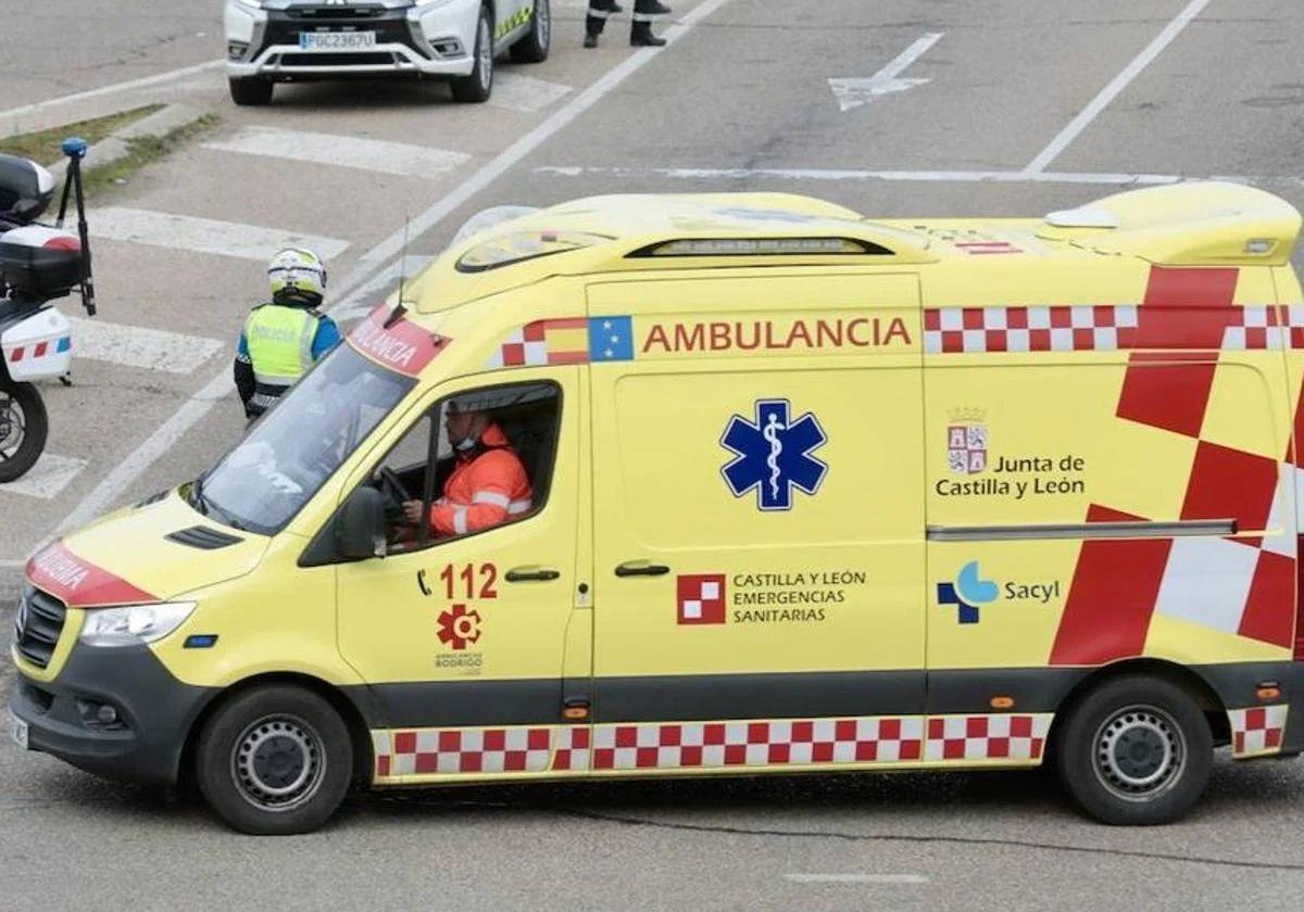 Ambulancia en un accidente en Burgos en imagen de archivo.