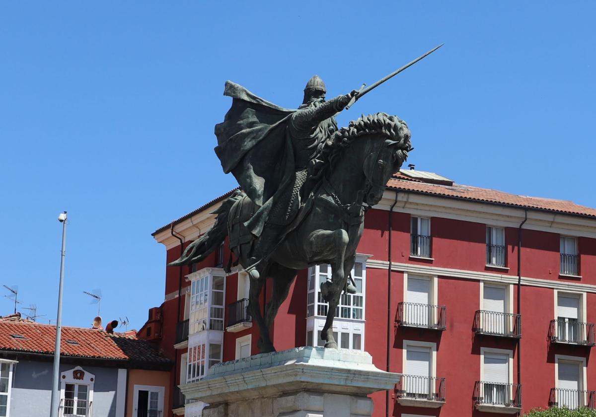 Estatua del Cid en la plaza de su nombre.
