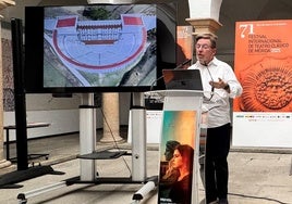 El codirector del Yacimiento romano de Clunia, Miguel Ángel de la Iglesia, en su ponencia.