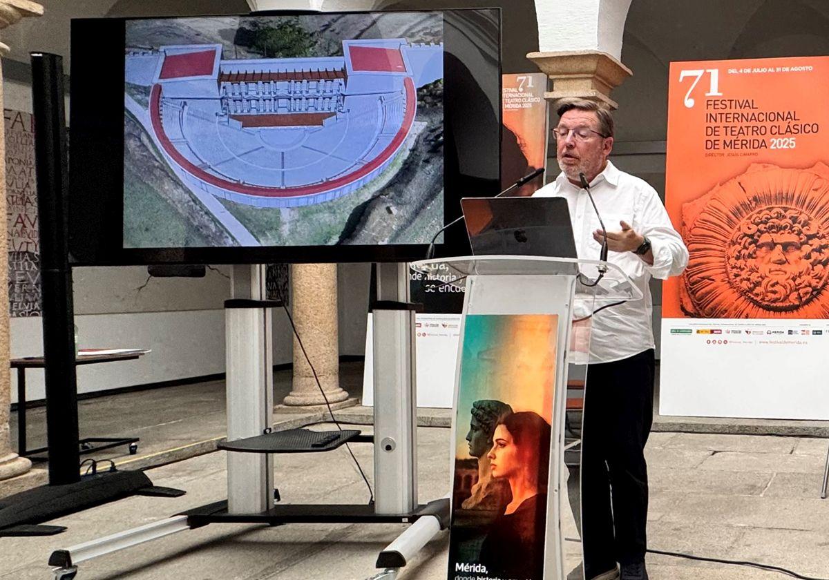El codirector del Yacimiento romano de Clunia, Miguel Ángel de la Iglesia, en su ponencia.