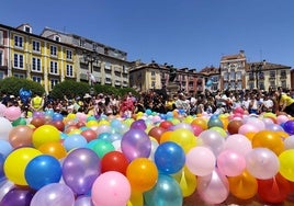 Los niños esperan para explotar los globos en la Plaza Mayor.