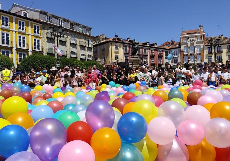 Los niños esperan para explotar los globos en la Plaza Mayor.