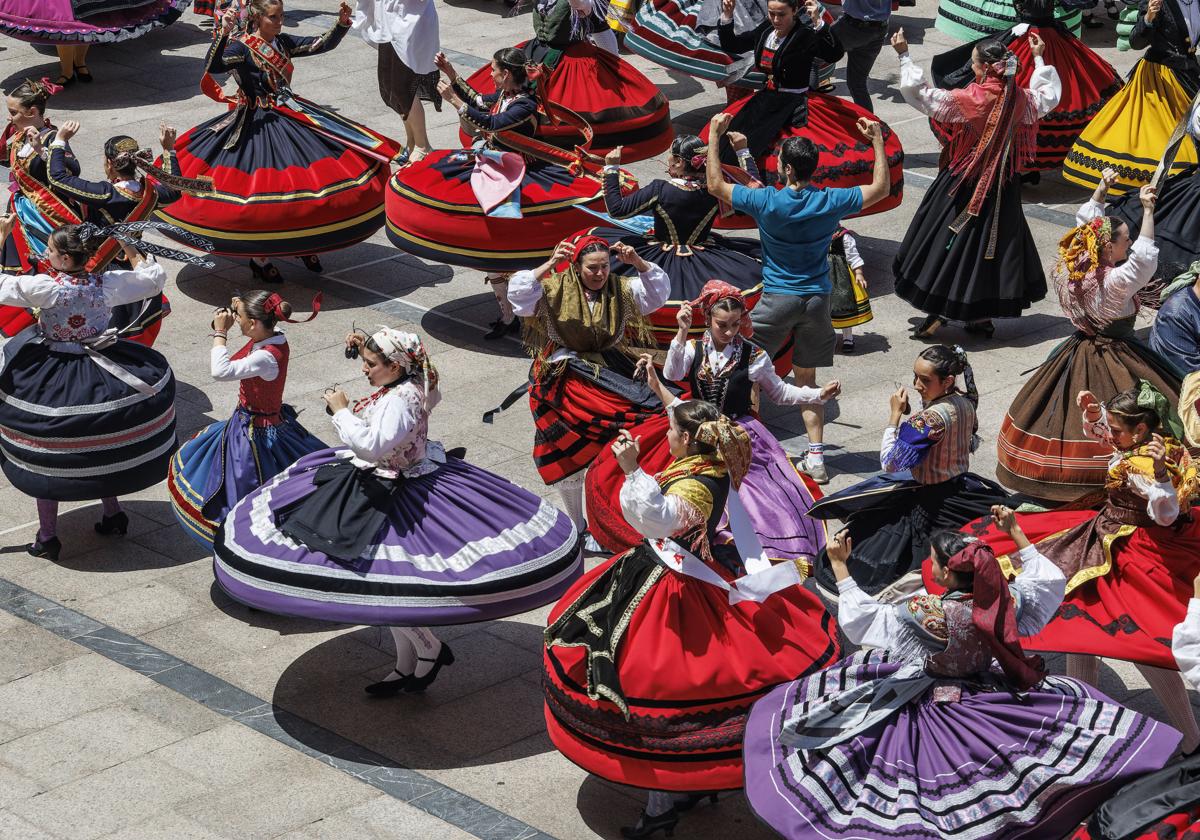 Las faldas al vuelo durante la jota.