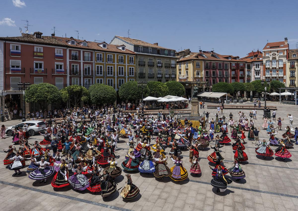 Imagen secundaria 1 - El homenaje a la jota aúna orgullo y tradición en Burgos