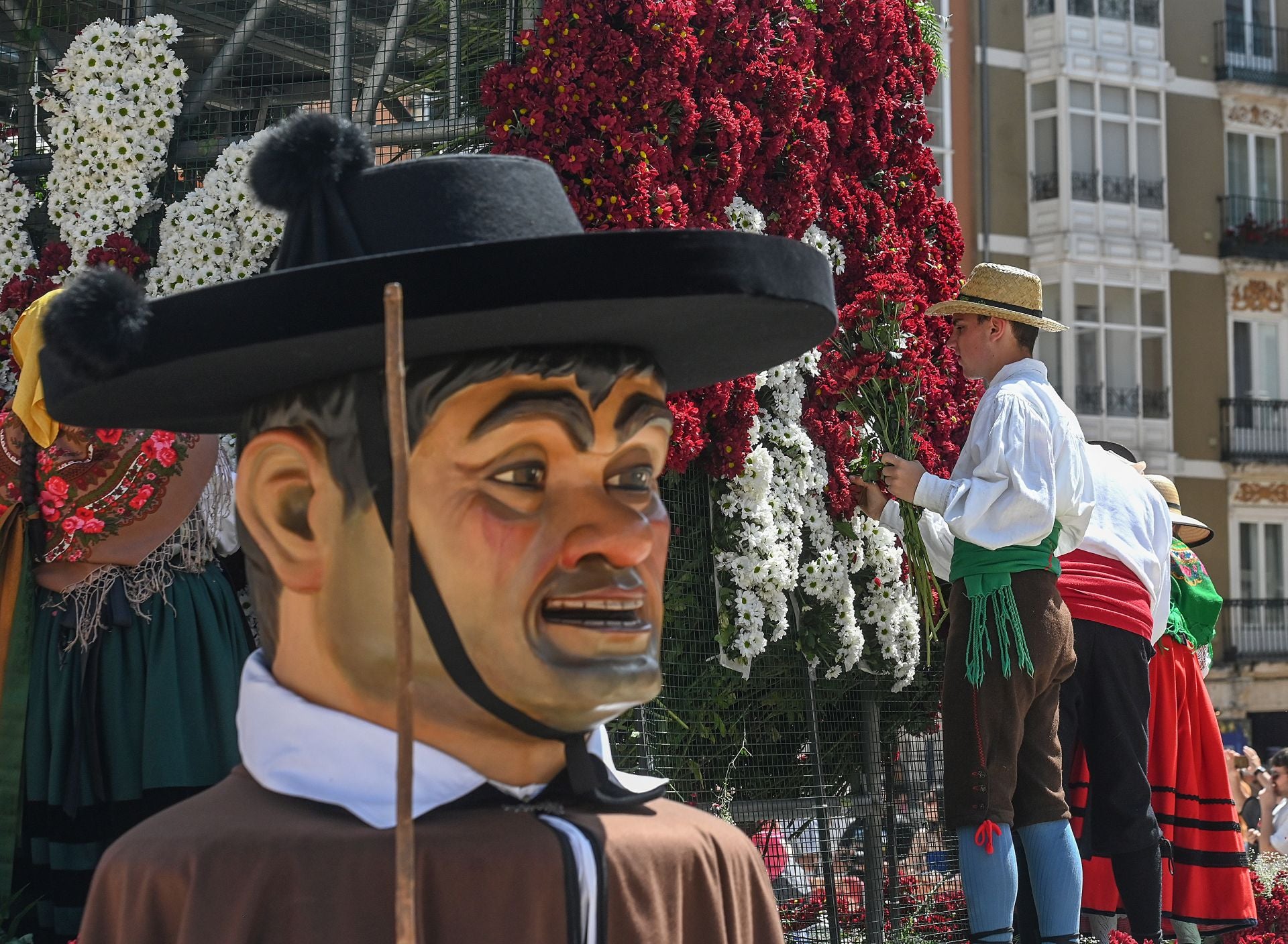 Flores, tradición y emoción: las imágenes de la Ofrenda Floral de los Sampedros 2025