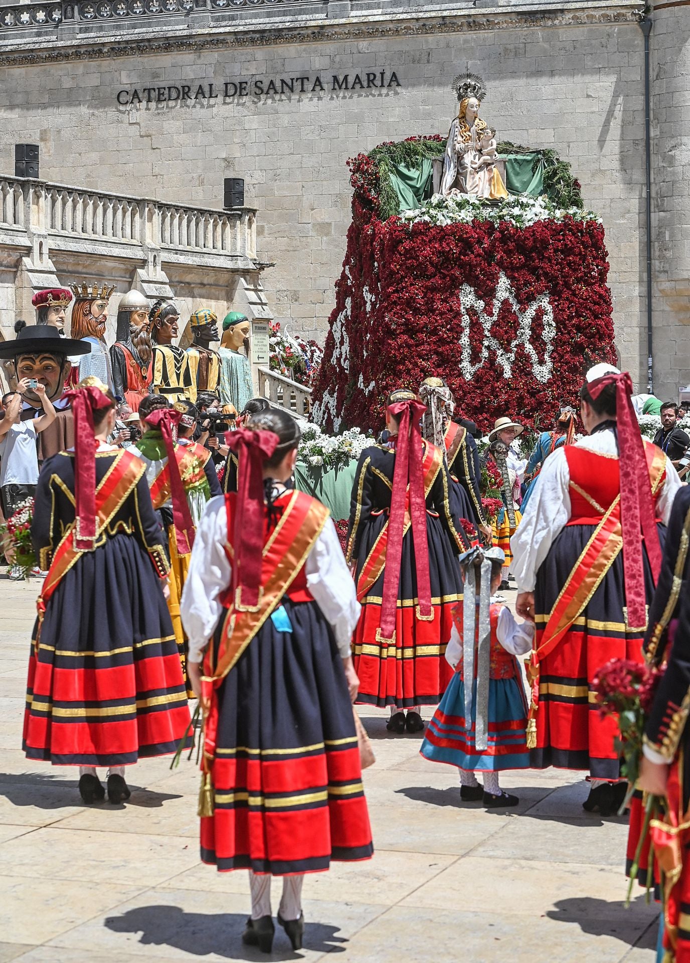 Flores, tradición y emoción: las imágenes de la Ofrenda Floral de los Sampedros 2025