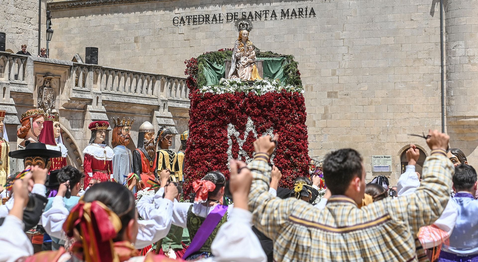 Flores, tradición y emoción: las imágenes de la Ofrenda Floral de los Sampedros 2025