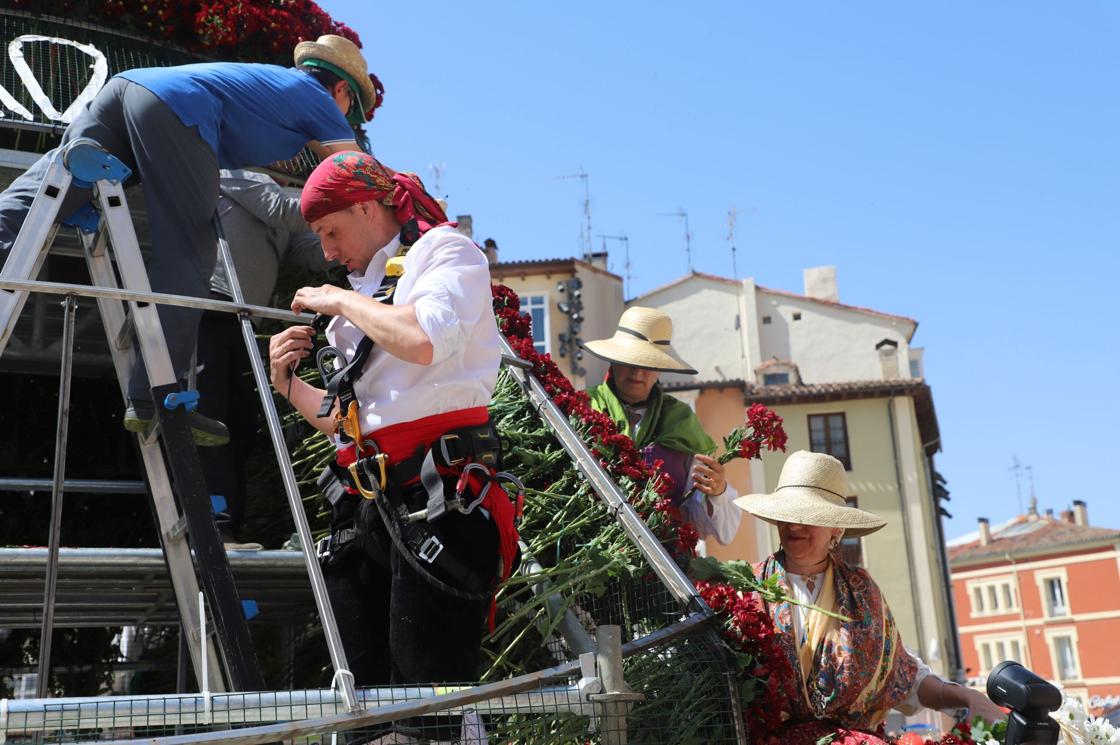 Flores, tradición y emoción: las imágenes de la Ofrenda Floral de los Sampedros 2025