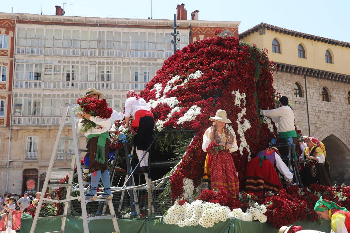 Flores, tradición y emoción: las imágenes de la Ofrenda Floral de los Sampedros 2025
