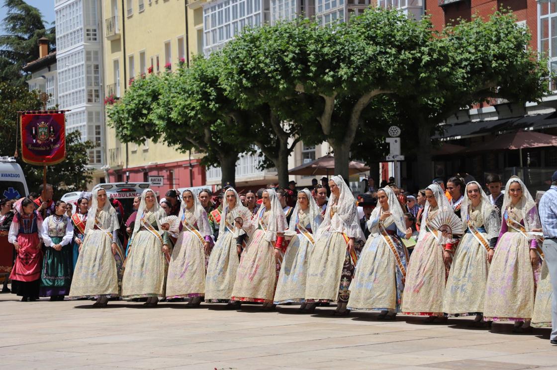 Flores, tradición y emoción: las imágenes de la Ofrenda Floral de los Sampedros 2025