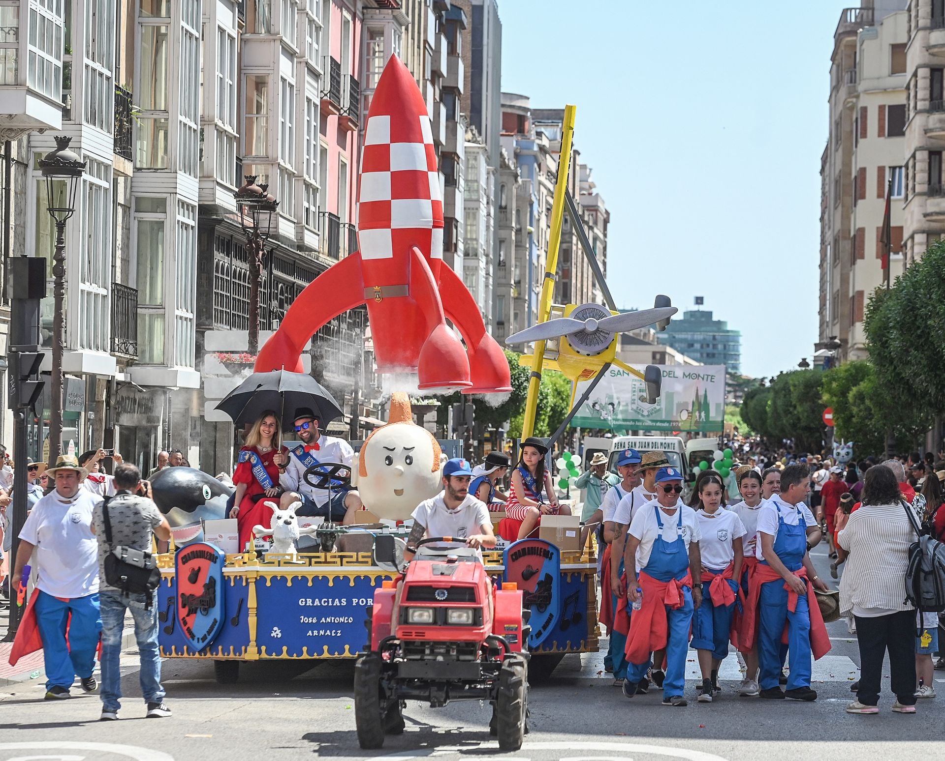 La Cabalgata de los Sampedros 2025 en imágenes: carrozas, peñas y espíritu festivo