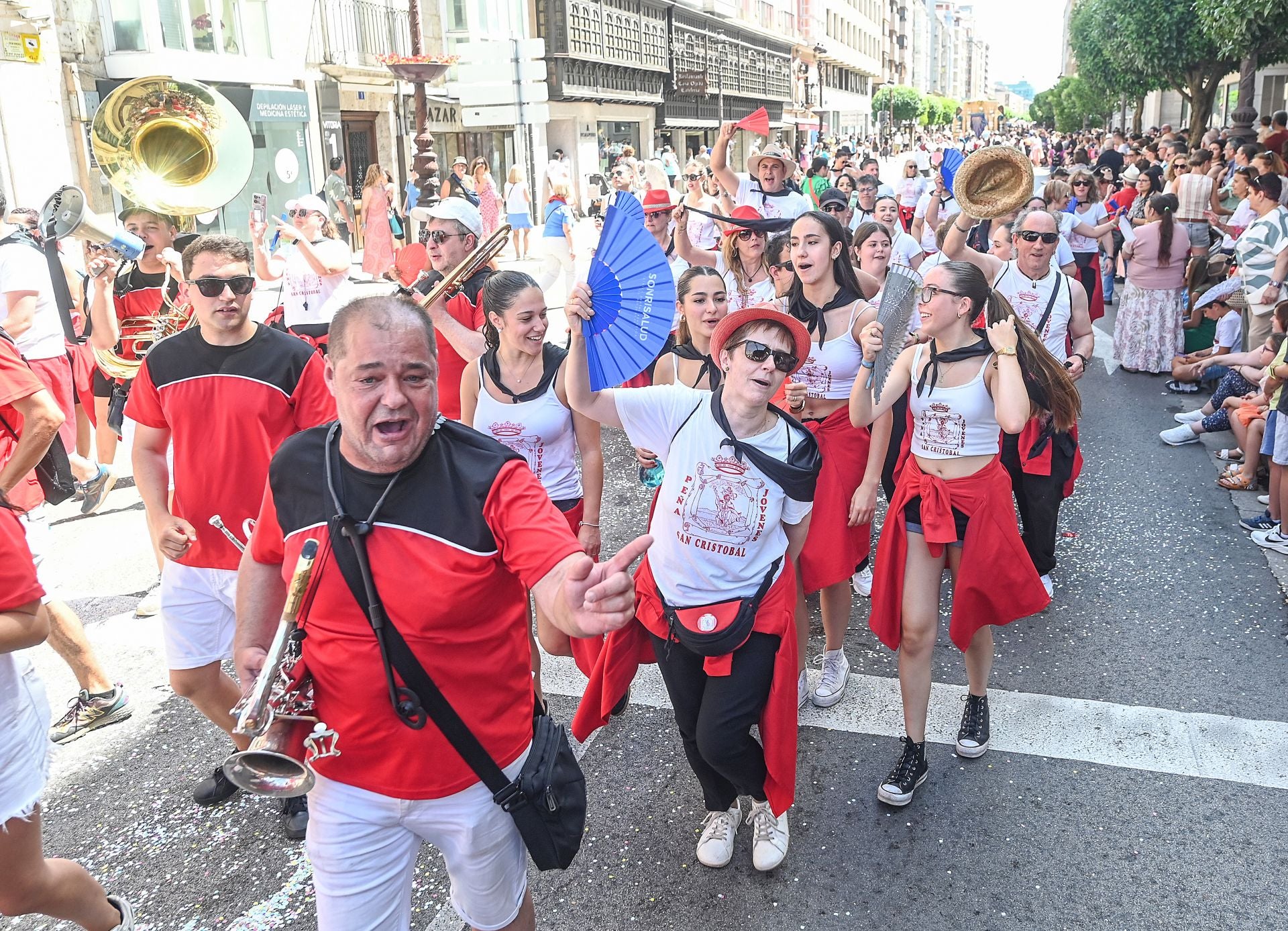 La Cabalgata de los Sampedros 2025 en imágenes: carrozas, peñas y espíritu festivo