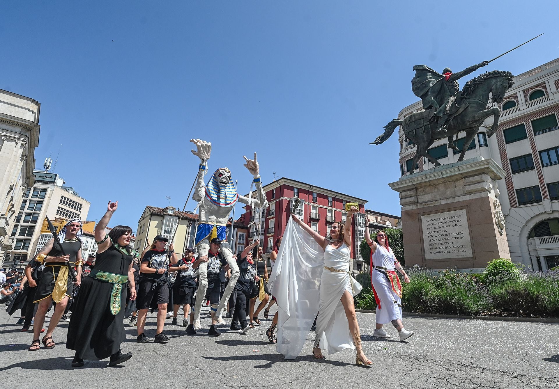 La Cabalgata de los Sampedros 2025 en imágenes: carrozas, peñas y espíritu festivo