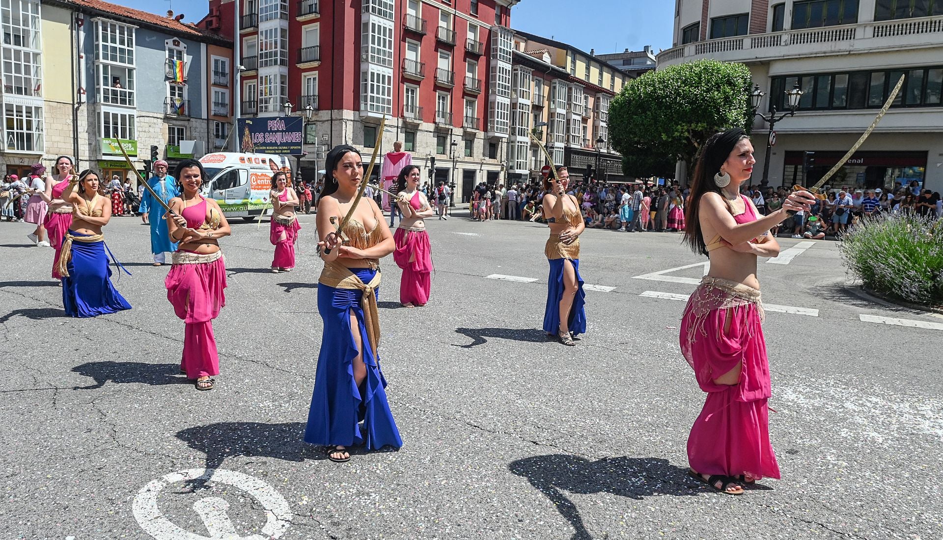 La Cabalgata de los Sampedros 2025 en imágenes: carrozas, peñas y espíritu festivo