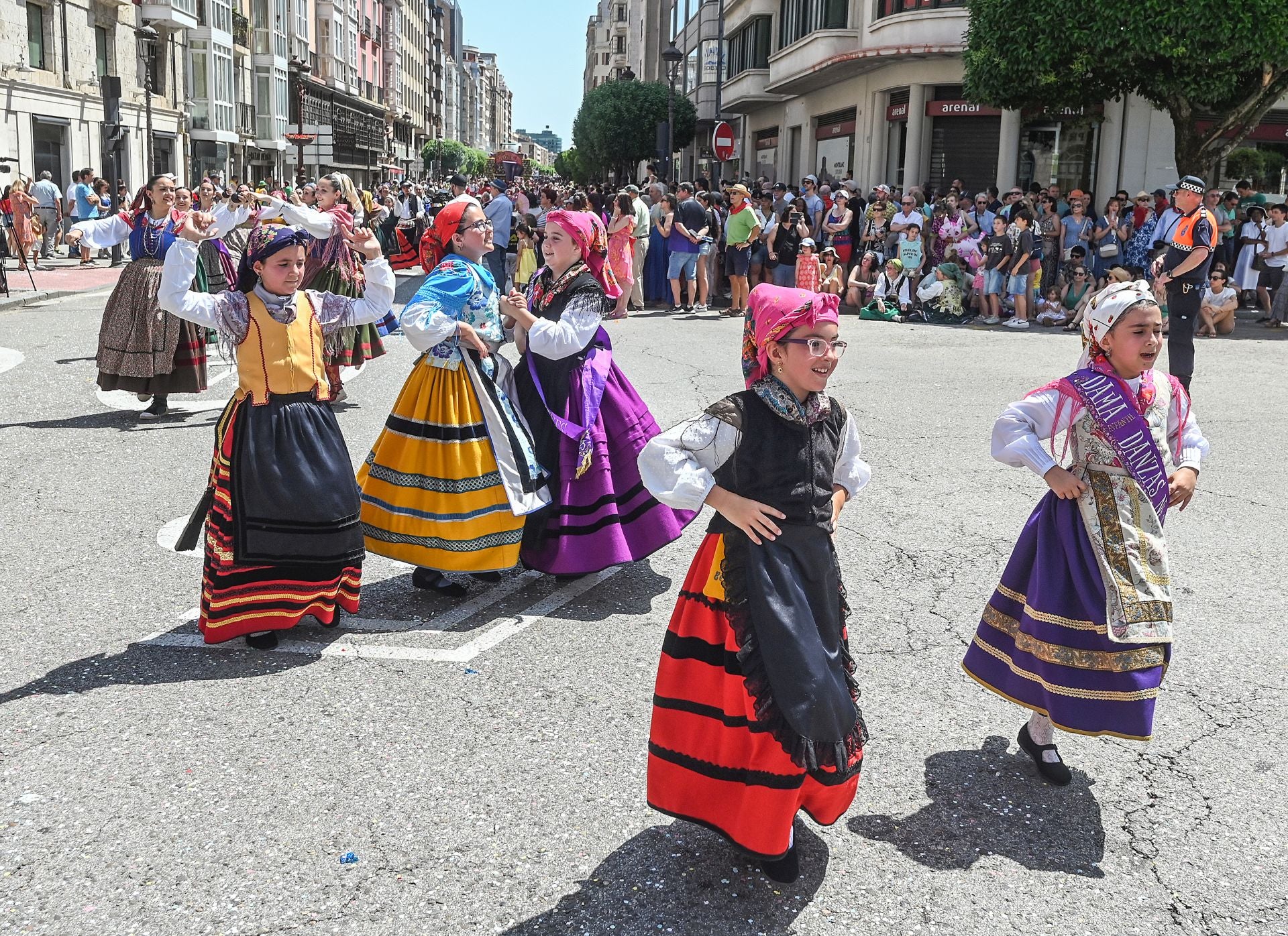 La Cabalgata de los Sampedros 2025 en imágenes: carrozas, peñas y espíritu festivo