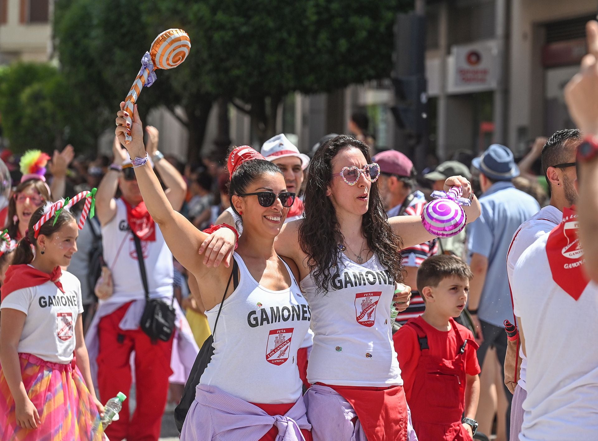 La Cabalgata de los Sampedros 2025 en imágenes: carrozas, peñas y espíritu festivo