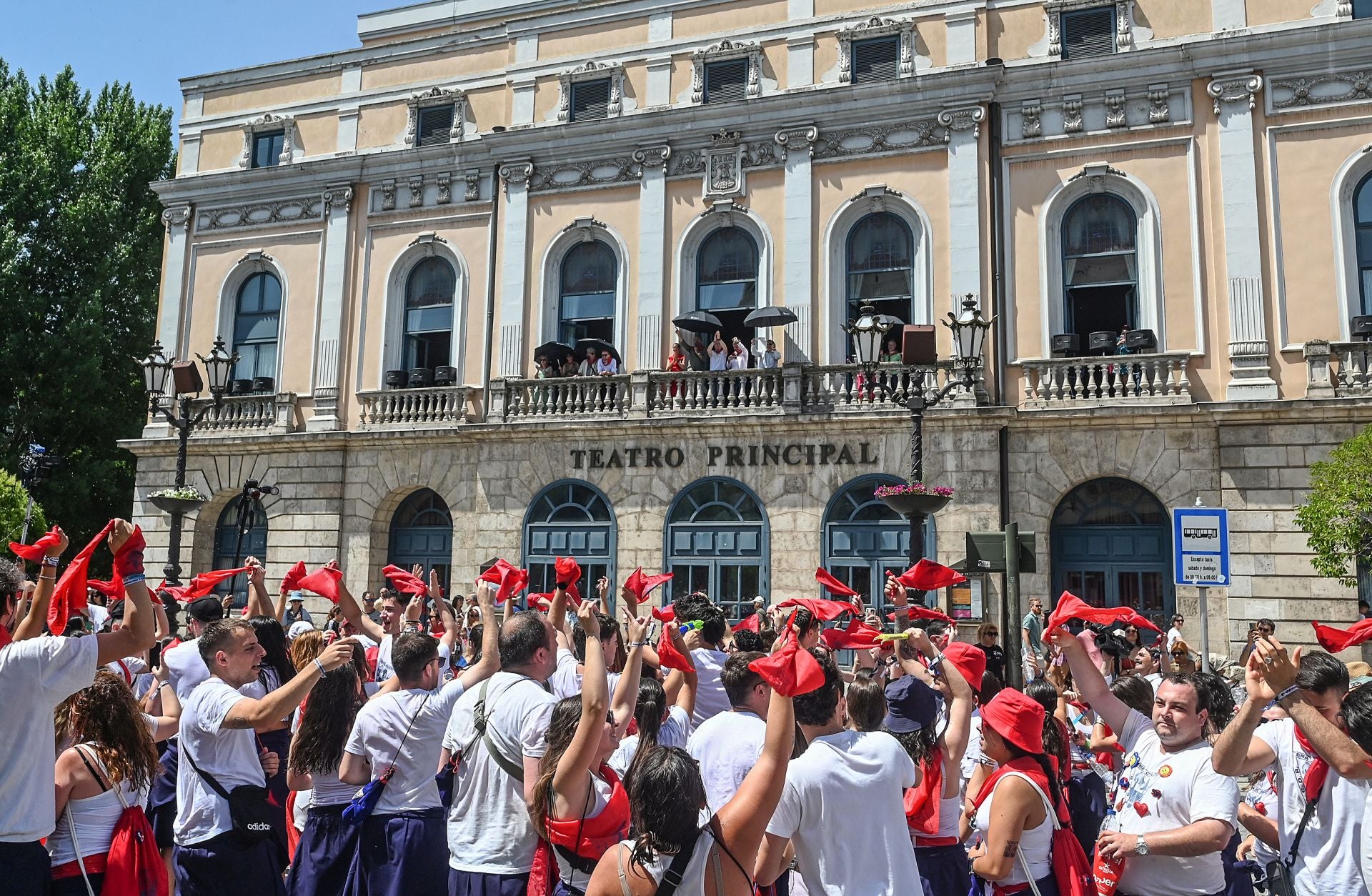 La Cabalgata de los Sampedros 2025 en imágenes: carrozas, peñas y espíritu festivo